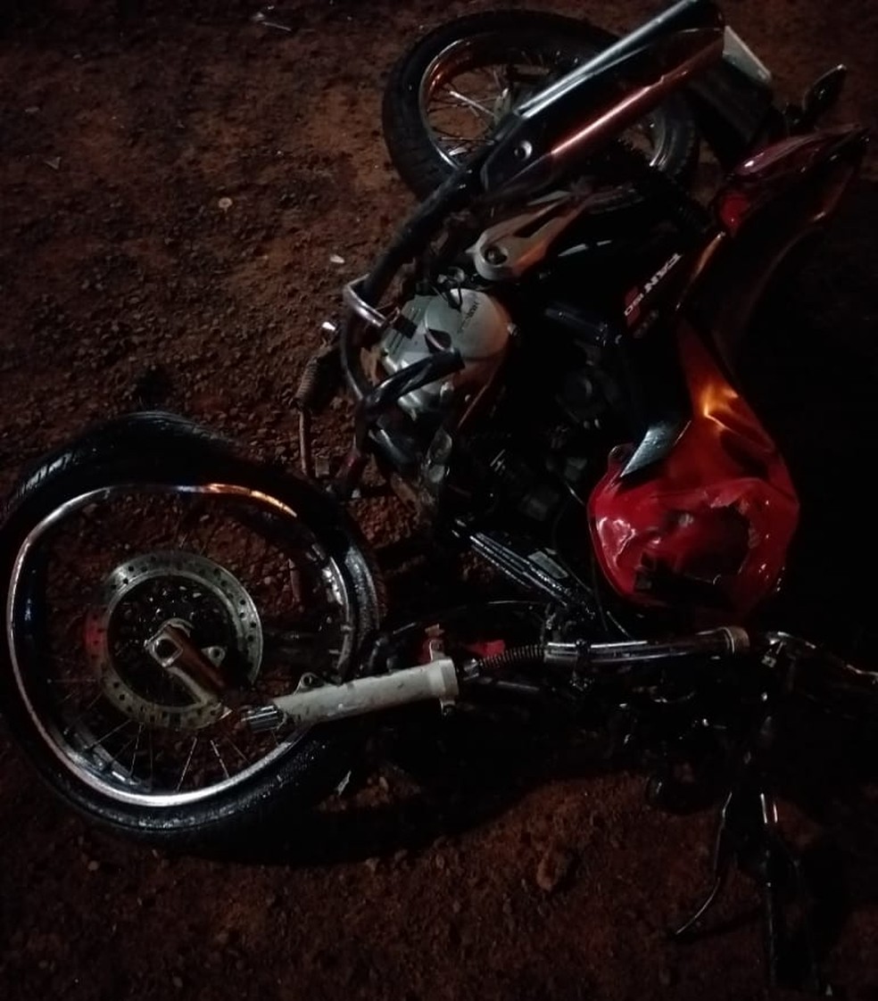 Motocicleta também ficou danificada na batida — Foto: Divulgação
