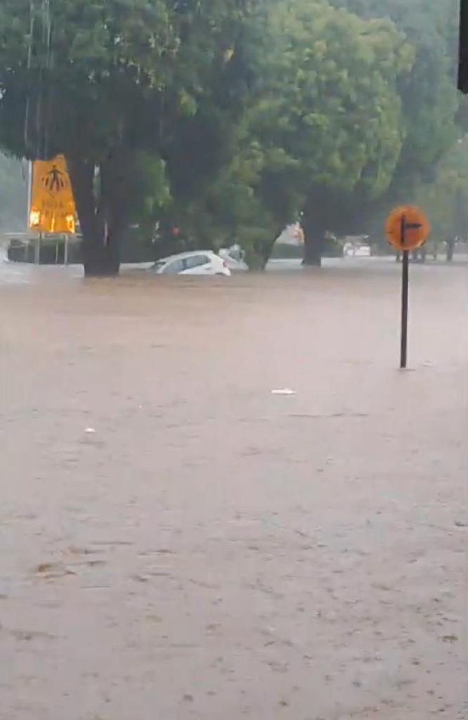 Veículos e lojas ficam debaixo d’água após forte temporal em Guaraí; veja vídeo