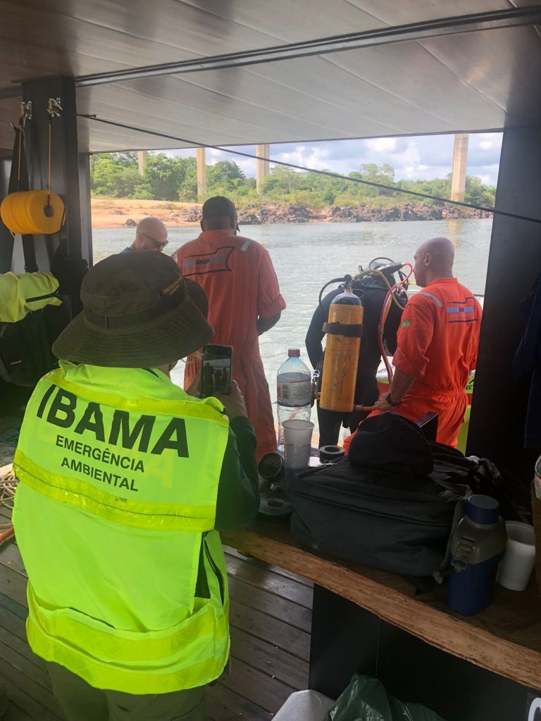 Empresa retira 20 litros dos 20 mil de agrotóxicos que caíram no rio Tocantins após queda de ponte