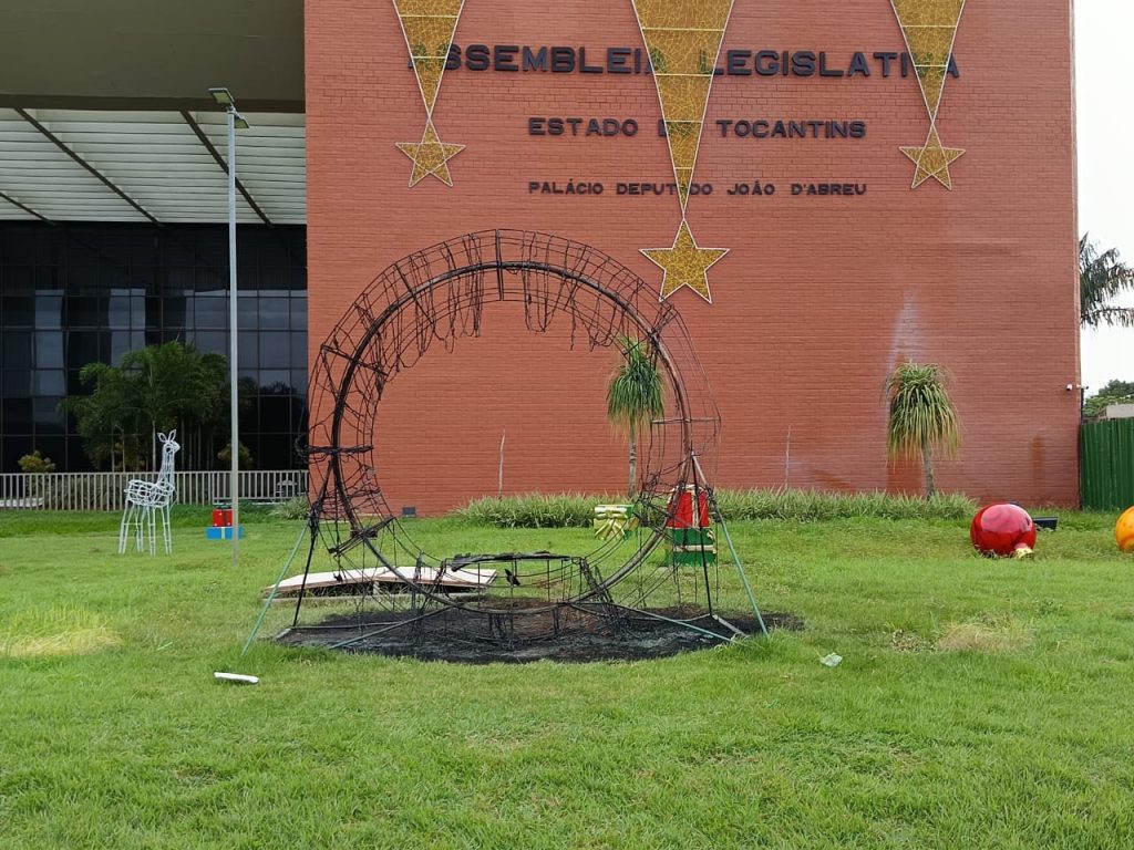 Enfeite da decoração de Natal pega fogo na Praça dos Girassóis; VÍDEO