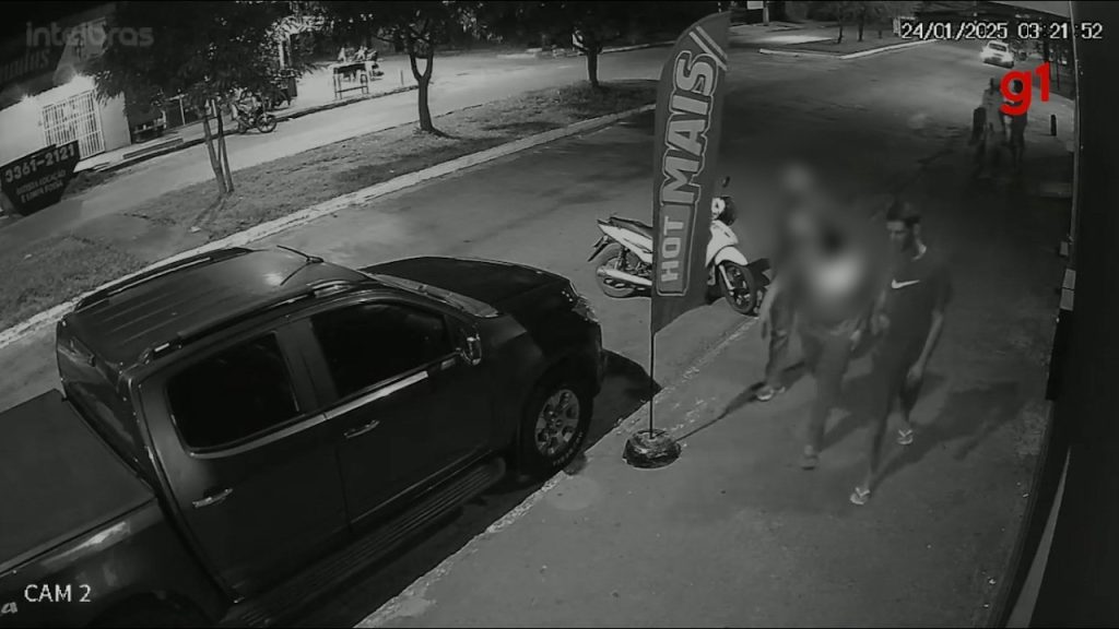 Cronologia do crime: câmeras mostram momentos antes e depois da morte jovem assassinado a facadas por amigos