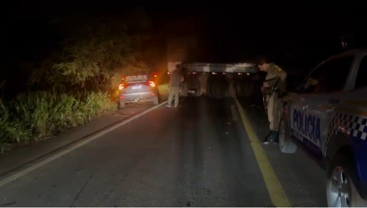 Carreta fica ‘presa’ em serra e deixa trânsito bloqueado por aproximadamente 12h na TO-080