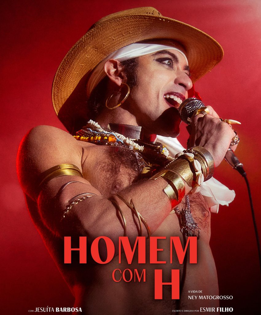 Parece Ney Matogrosso, mas é Jesuíta Barbosa no cartaz oficial de ‘Homem com H’, filme que estreia em 1º de maio