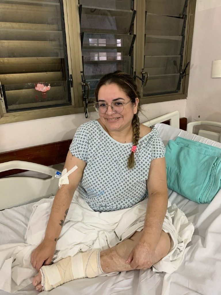Esteticista com ferida aberta e tendões expostos denuncia médica por negar anestesia durante procedimento: ‘Tortura’