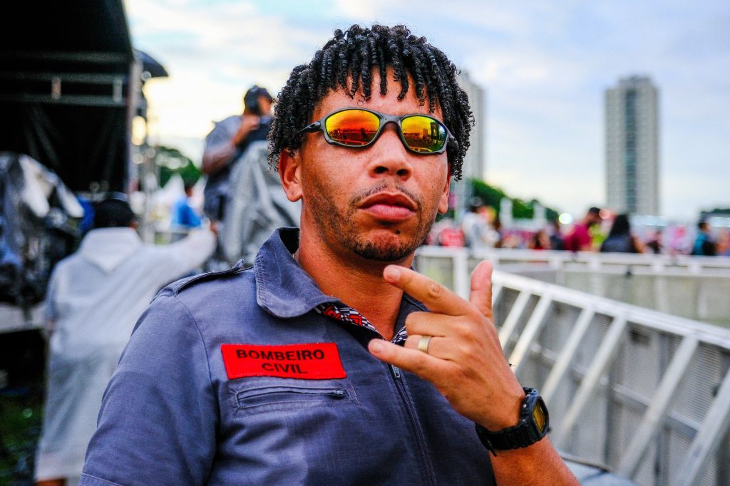 Bombeiro do Lolla ganha baqueta do Sepultura: ‘Comecei a me tremer. Nem acreditei’