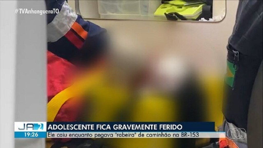 Adolescente fica ferido após pegar carona na ‘rabeira’ de caminhão na BR-153
