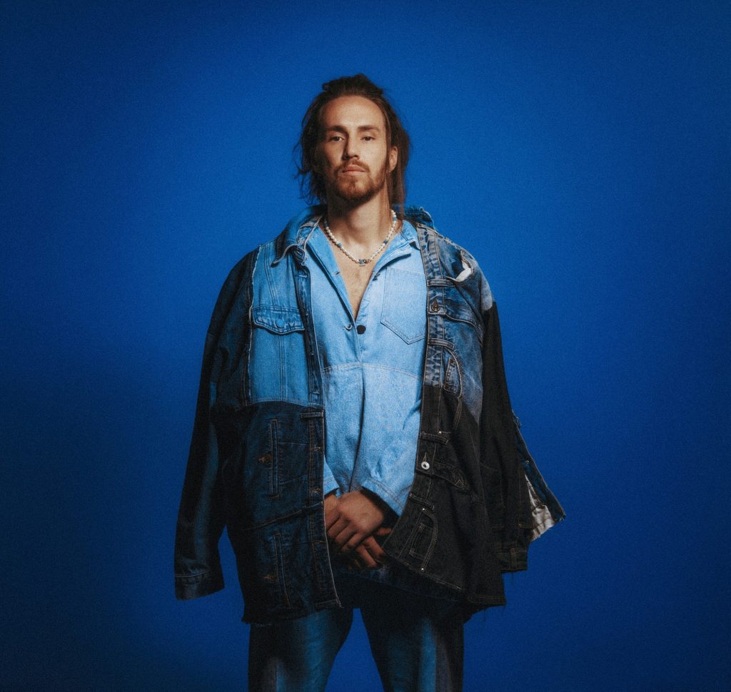 Entre samba e blues, Vitor Kley segue em busca do ‘pote de ouro’ no sexto álbum, ‘As pequenas grandes coisas’