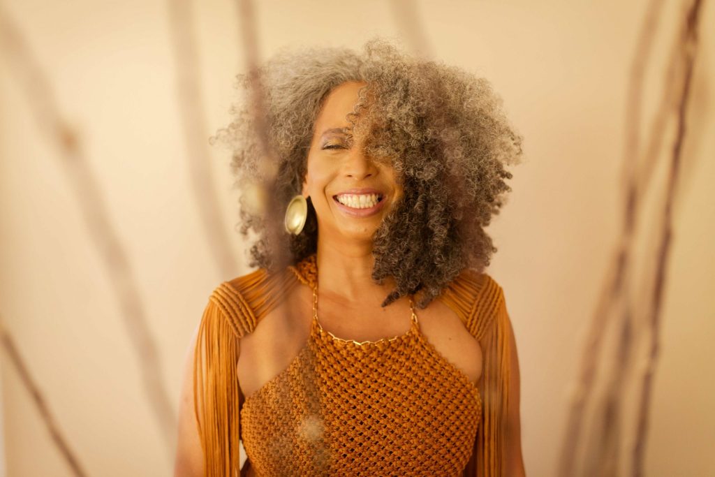 Fala de Ailton Krenak ecoa no álbum ‘Manu’, outro grito potente de Manuela Rodrigues, cantora fora dos padrões