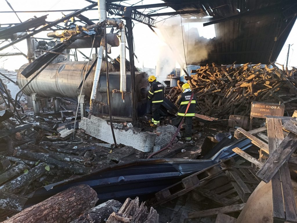 Explosão em caldeira de laticínio deixa mulher ferida, derruba parte de telhado e danifica caminhonete