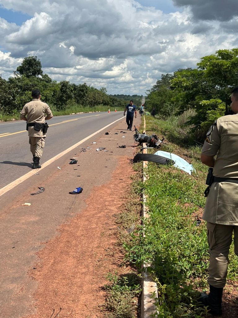 Motociclista morre após bater em carro na BR-153