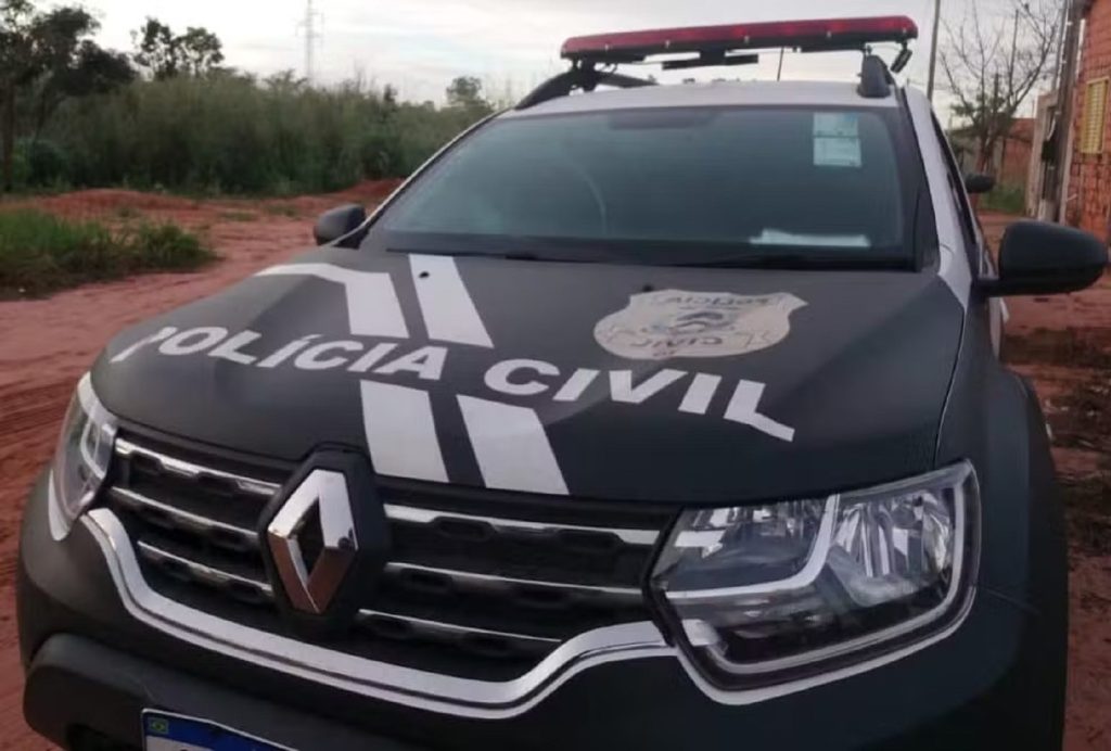 Homem é morto a tiros e mulher fica ferida após criminoso abrir janela e atirar contra casal
