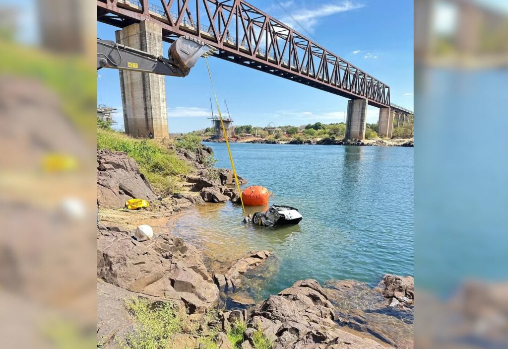 Caminhonete que caiu em desabamento de ponte entre o Tocantins e o Maranhão é retirada do fundo do rio; VÍDEO
