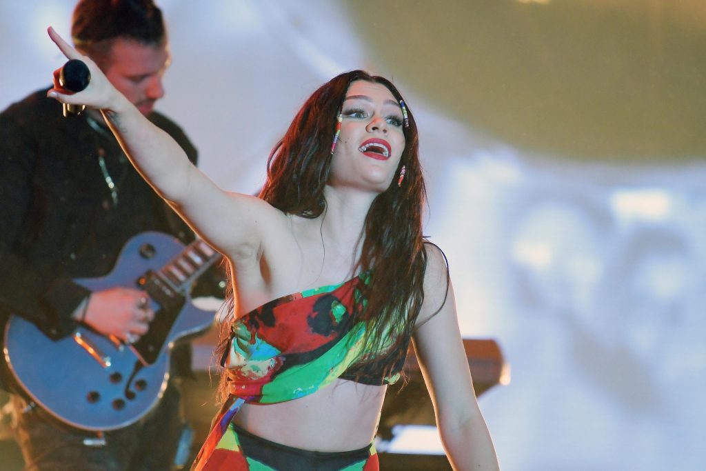 Jessie J diz que cabelo está ‘caindo loucamente’ após cirurgia para tratar câncer de mama
