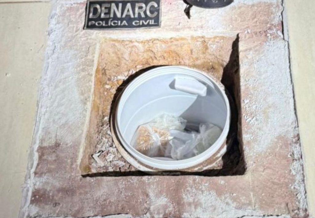 Polícia encontra tonel com drogas escondido embaixo de piso de casa usada como ‘bunker’ por suspeitos de tráfico