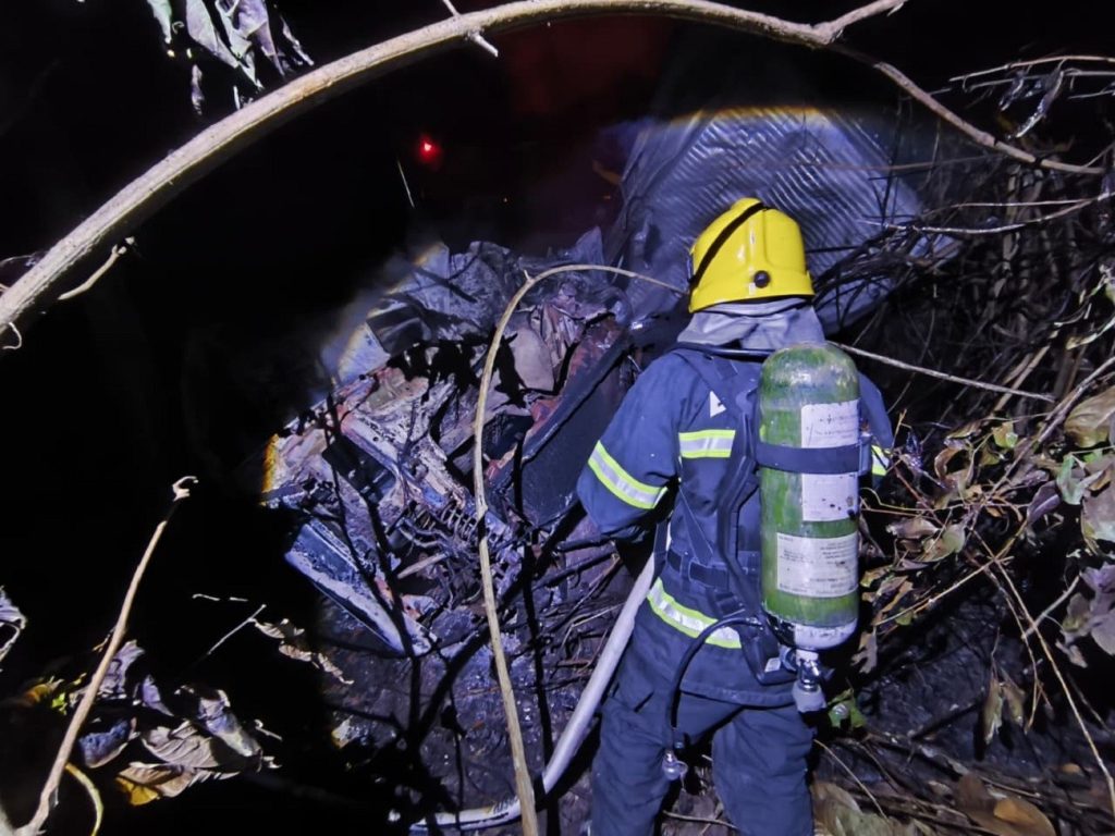 Motorista morre carbonizado após acidente entre duas carretas na BR-153