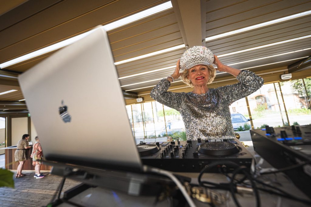 De dona de casa à ícone da discoteca: DJ Gloria conquista as pistas de dança aos 81 anos