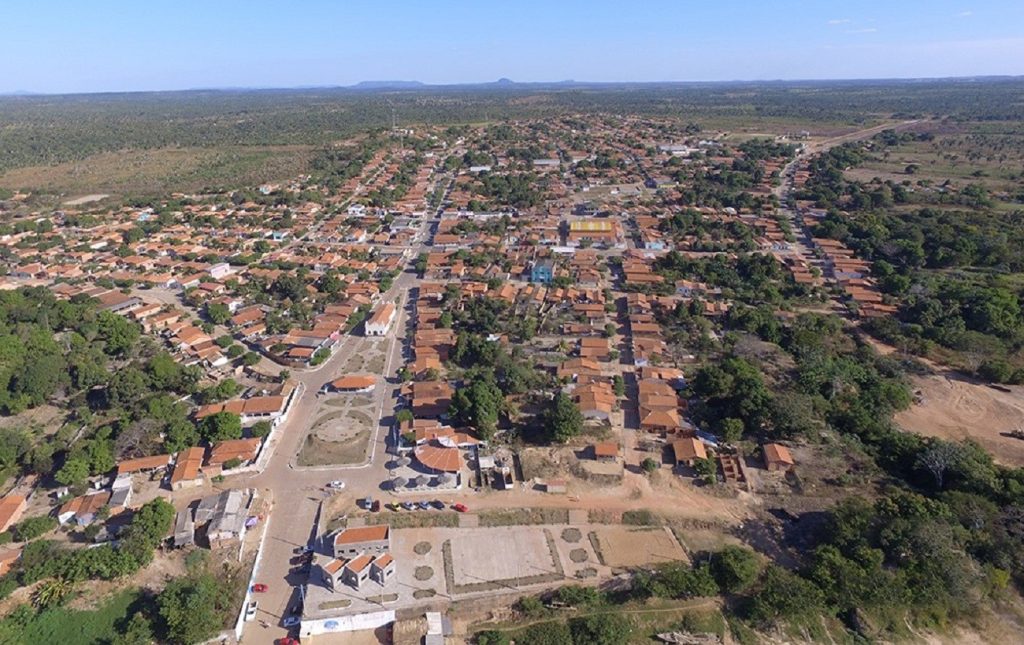 Menino de 11 anos morre após pisar em fio de energia de bomba de água, diz PM