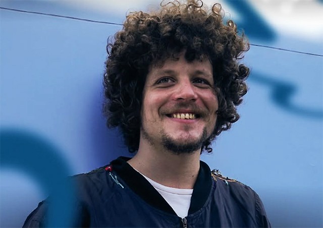 Chico Chico revisita ‘Vila do sossego’ fundada por Zé Ramalho e já habitada por Cássia Eller, mãe do artista