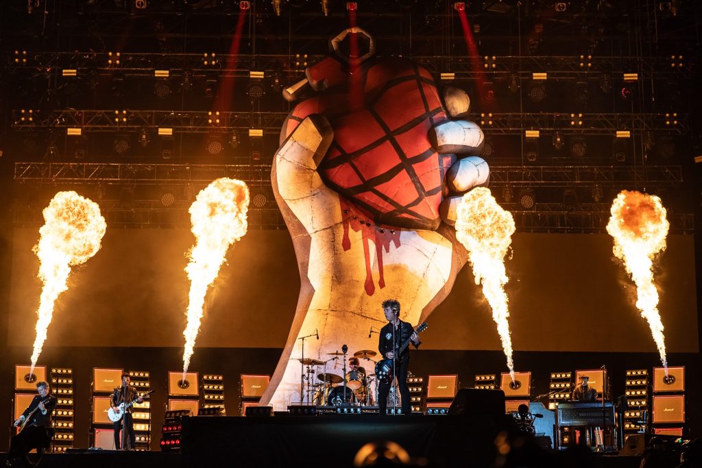 Green Day põe The Town no bolso em show catártico que critica ‘bastardos fascistas’ e traz essência punk