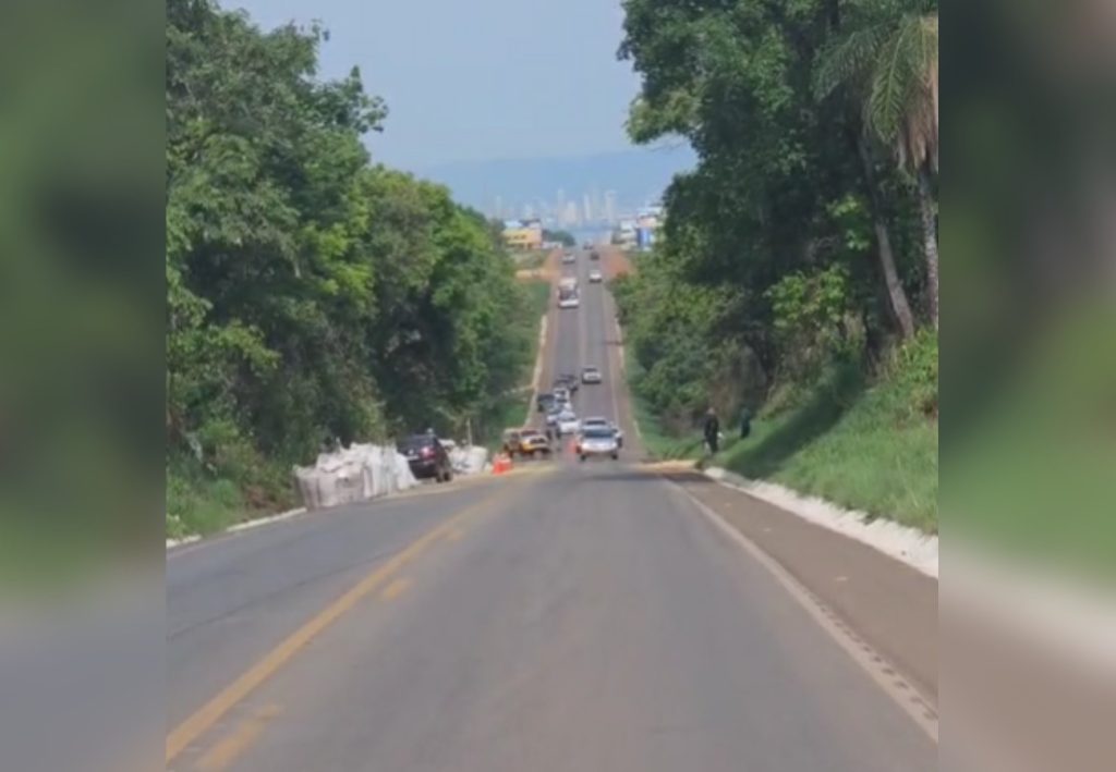 Rodovia TO-080 é parcialmente liberada após acidente entre caminhão e carro que deixou motorista morto