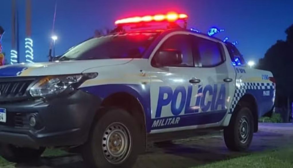 Homem morre após ser esfaqueado por namorado de mulher, diz PM