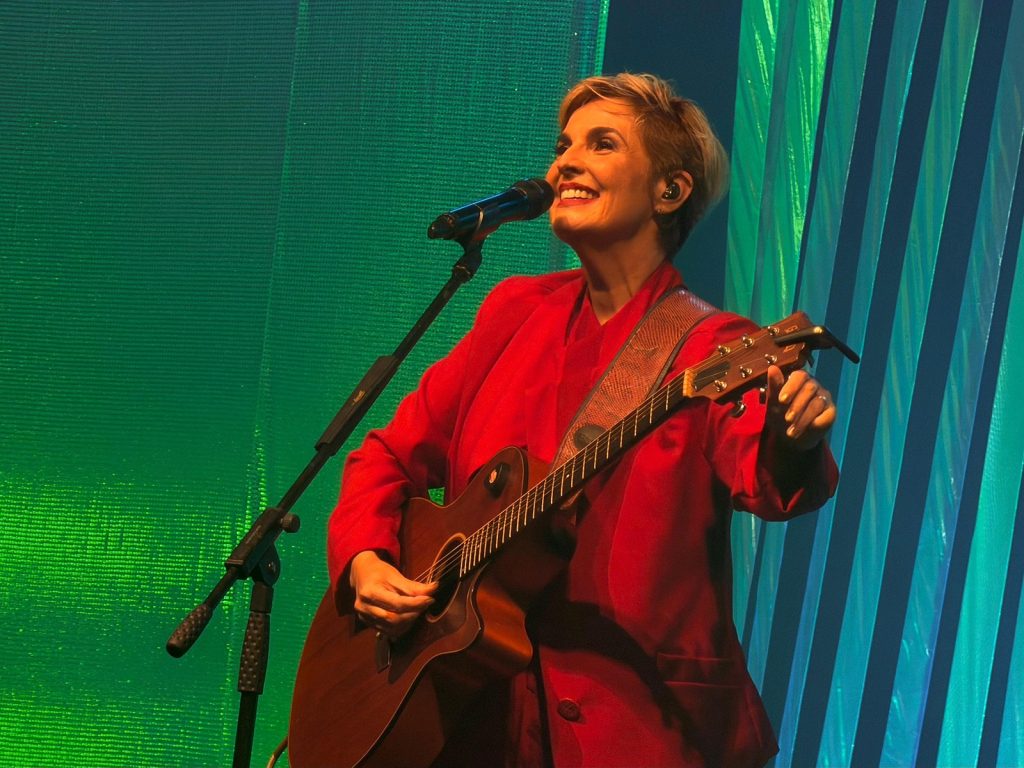 Isabella Taviani encarna ‘the lady in red’ ao estrear no Rio o show ‘Confissões de amor’ nos tons fortes das paixões