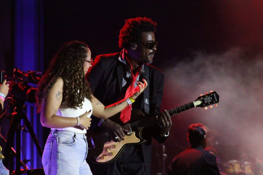 Tusca 2025: Seu Jorge é ‘tuscalizado’ e põe público para pular do samba ao rock no segundo dia