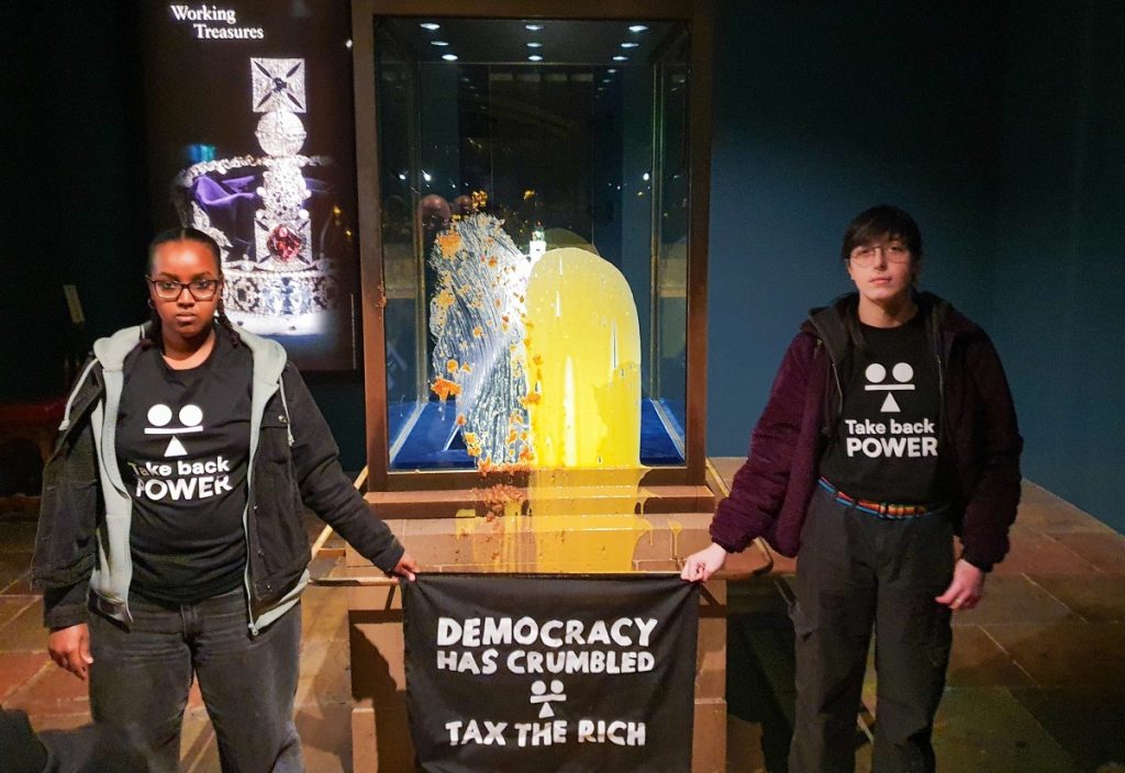 Quatro manifestantes são presos após jogarem bolo e creme inglês em vitrine de joias da coroa em Londres