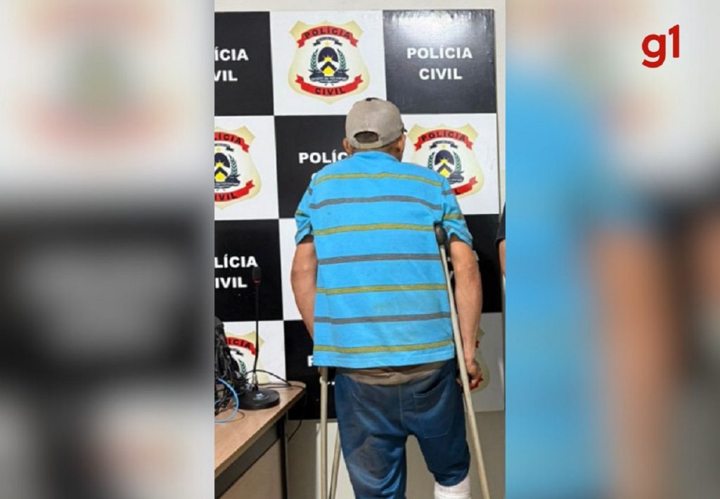 De muletas, homem descumpre medida protetiva e é preso ao ameaçar mulher