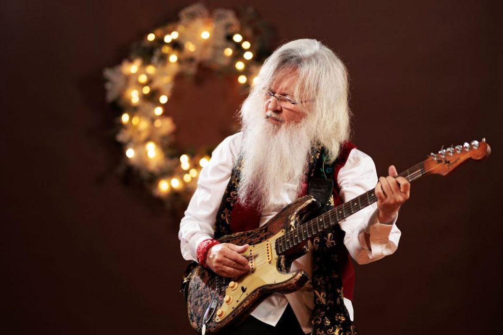 Guitarrista Robertinho de Recife vai da new age ao electro-rock no ar clássico e futurista do álbum ‘Rapsódia de Natal’