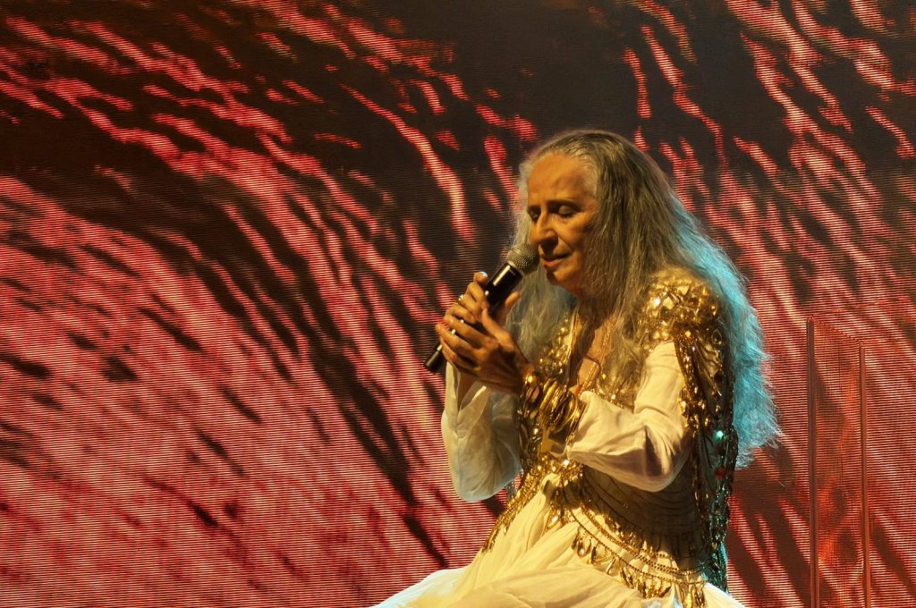 Maria Bethânia grava o show dos 60 anos de carreira, no fim da turnê no Rio, com cortes no roteiro audacioso