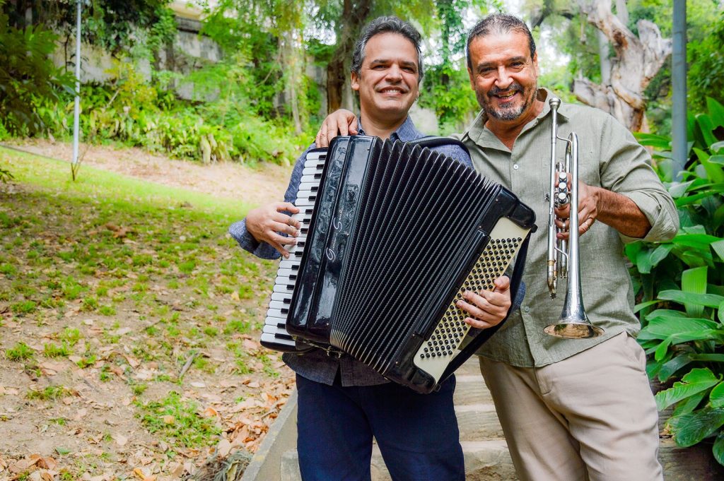 Marcelo Caldi e Silvério Pontes caem no choro ao louvarem Ernesto Nazareth e K-Ximbinho no álbum autoral ‘Inventos’