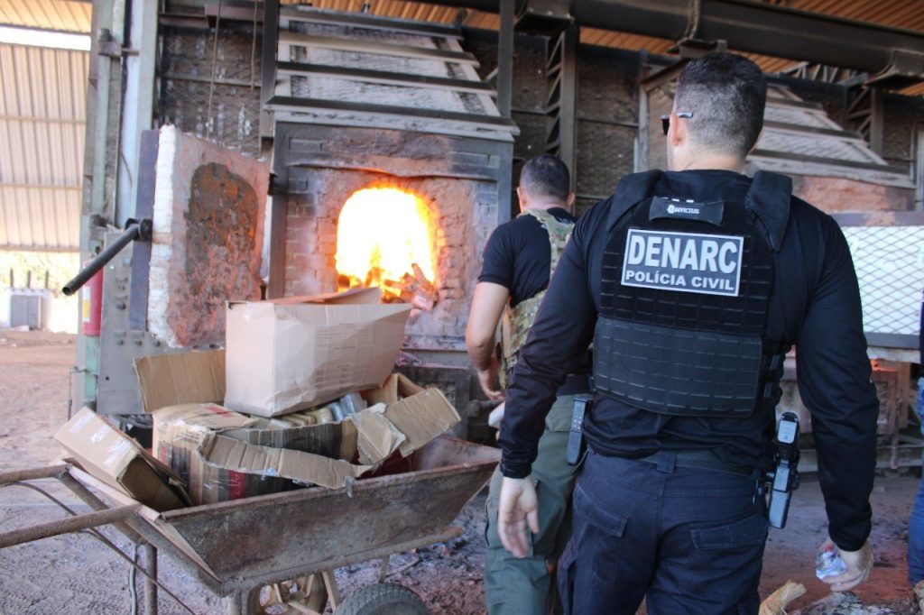Polícia incinera 4,6 kg de drogas e ‘farinha de bolo’: ‘Alguém estava sendo enganado’, diz delegado