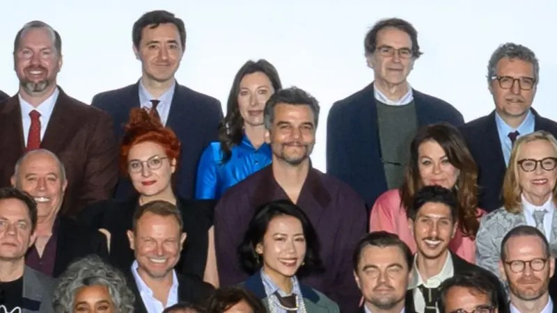 Wagner Moura ‘tapando’ rosto de colega e veteranos com novatos: 12 detalhes da foto oficial do Oscar