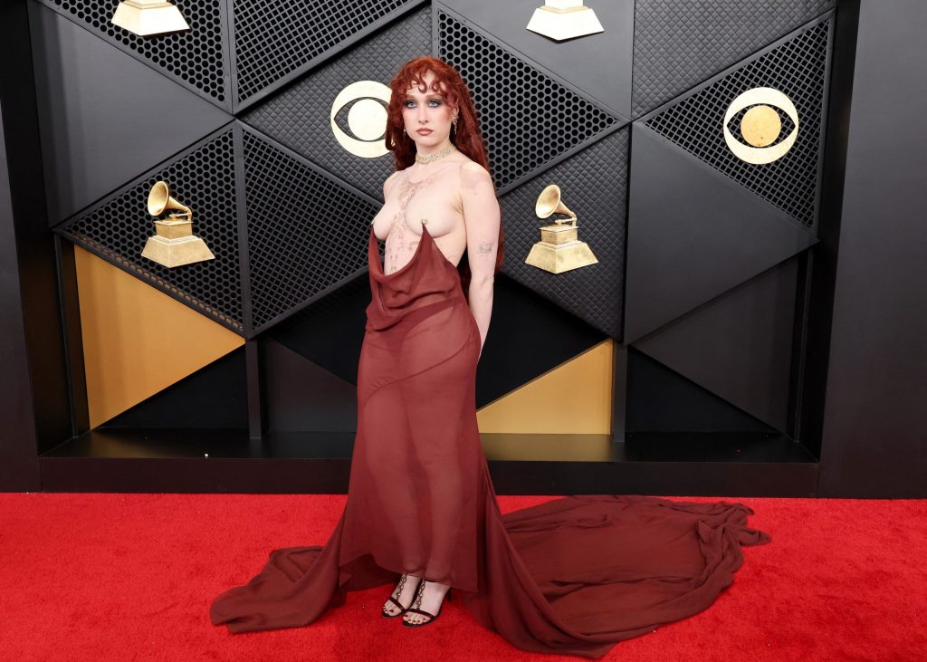 Quem é Chappell Roan, cantora que chamou atenção com look transparente no Grammy 2026