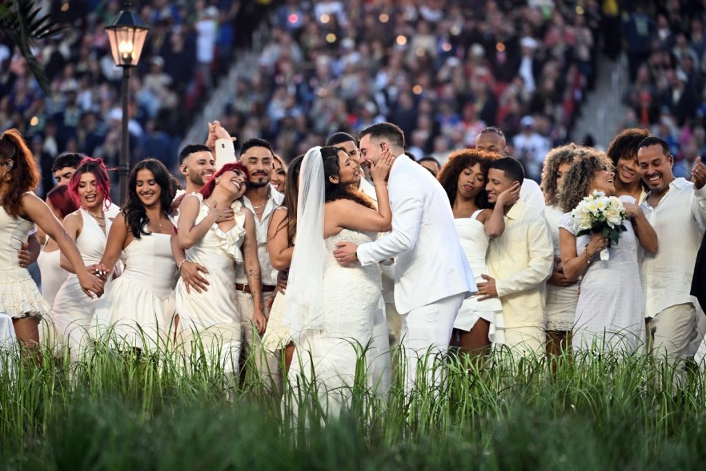 Casamento durante show de Bad Bunny no Super Bowl foi real