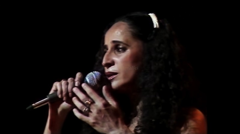 Grande momento de Maria Bethânia em show de 1982 volta à cena em registro audiovisual feito na Argentina em 1984