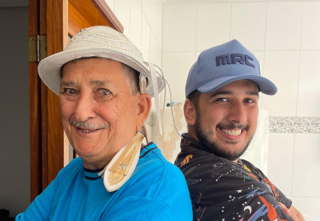 Influenciador diz que pai teve melhora após receber unção de padre na UTI: ‘Orem, por favor’