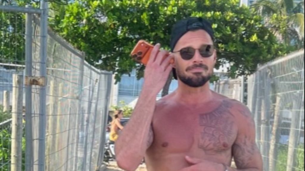 Dias após show no Super Bowl com Bad Bunny, Ricky Martin chega ao Rio para o carnaval