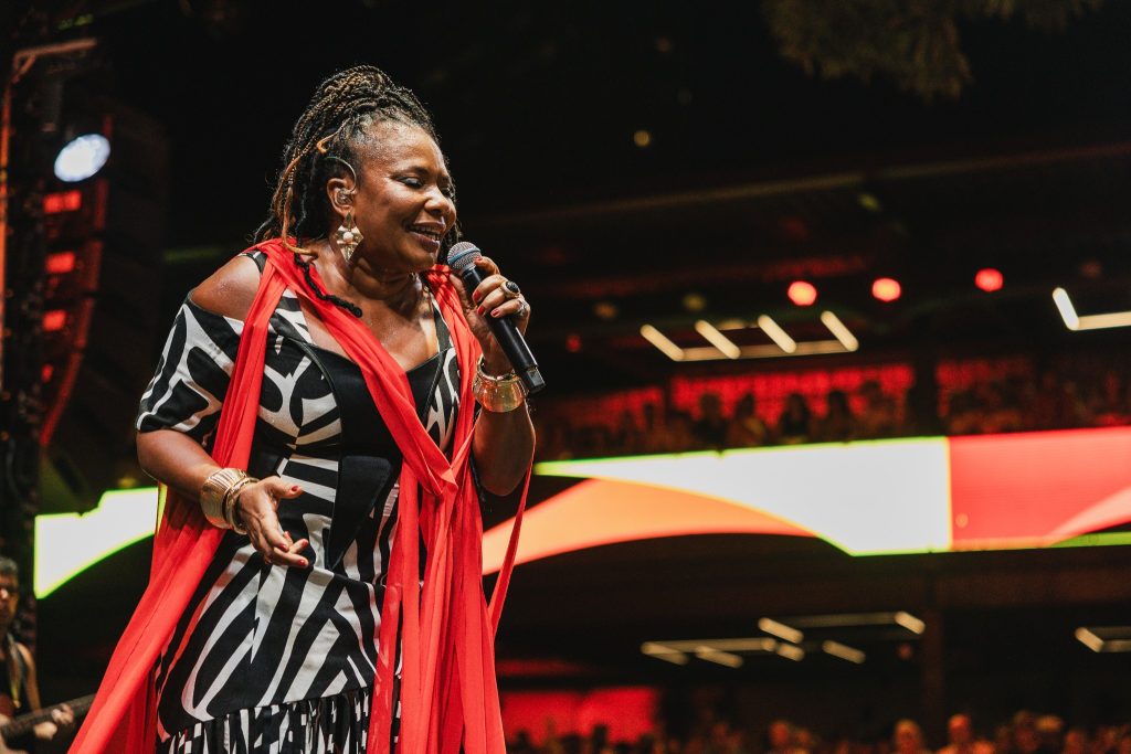 Margareth Menezes festeja no Carnaval de 2026 os 25 anos do álbum afro pop que revitalizou a carreira da artista
