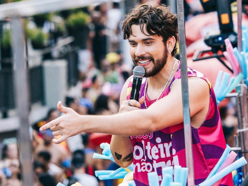 Gustavo Mioto leva sofrência com novos arranjos para o carnaval: ‘A gente sofre em axé, pulando e dançando’