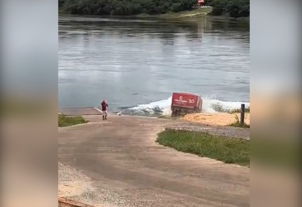 Resgate de carreta submersa em rio no TO vai custar em torno de R$ 15 mil: ‘Tentei correr para embarcar’, desabafa motorista