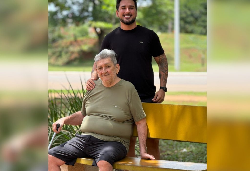 Pai de influenciador sai de coma induzido e abre os olhos: ‘Foi um bom sinal’, diz filho