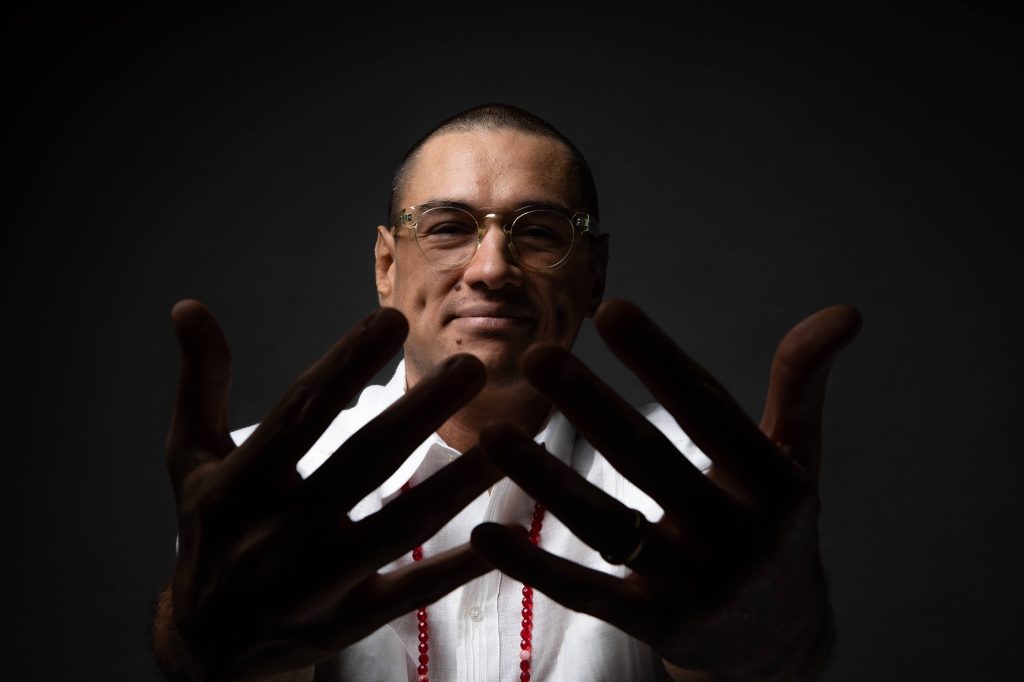 Thiago Espírito Santo costura memória afetiva e ancestralidade na ‘árvore’ que embasa os dez temas do álbum ‘Ybirá’