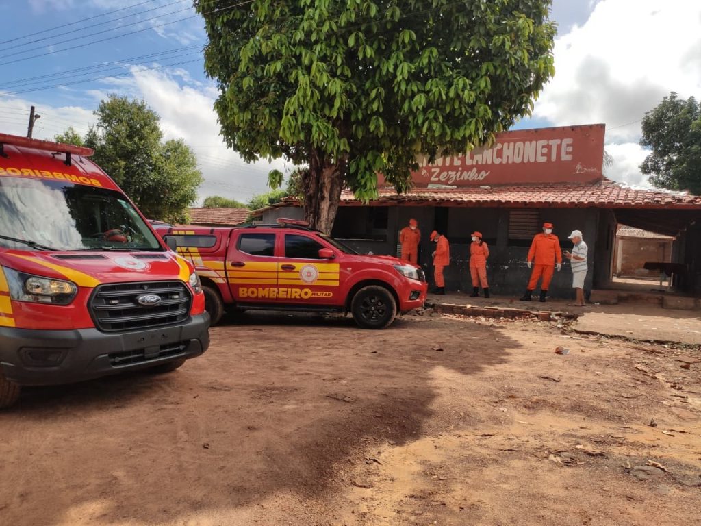 Homem é encontrado morto dentro de quarto trancado, dizem bombeiros