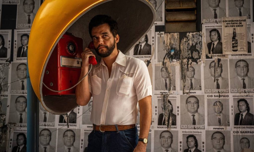 A história por trás da clássica foto de Wagner Moura no orelhão no set de ‘O Agente Secreto’