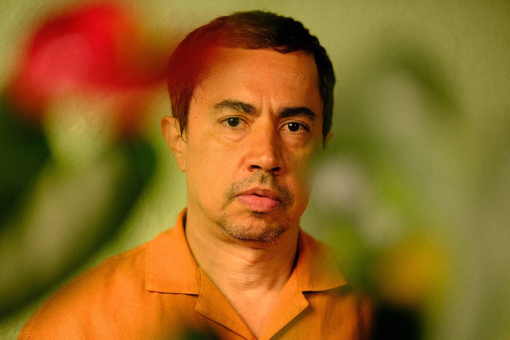 Pupillo vai do Recife para o mundo nas ricas texturas sonoras que compõem a trilha do primeiro álbum solo do artista
