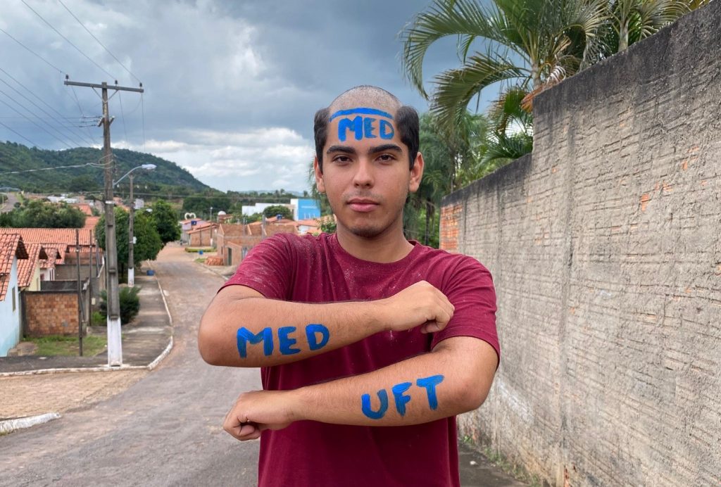 ‘Foi difícil deixar a família’, diz jovem de 17 anos que trabalhava na roça e foi aprovado em medicina na federal