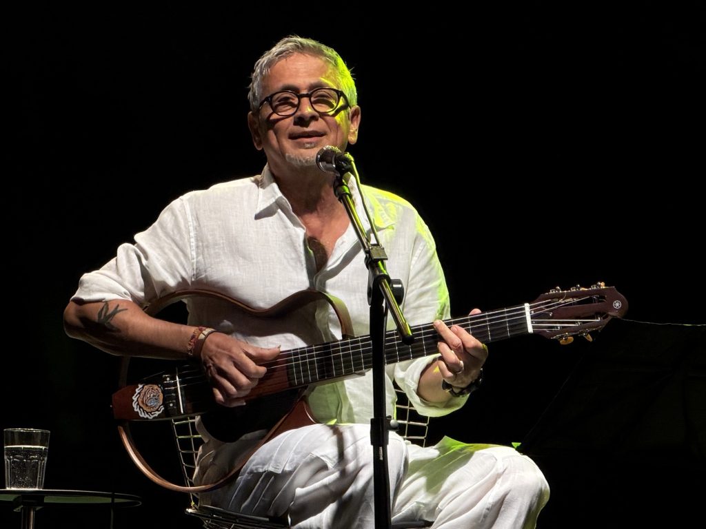 Zé Renato canta samba com amor e devoção aos bambas em show no Rio