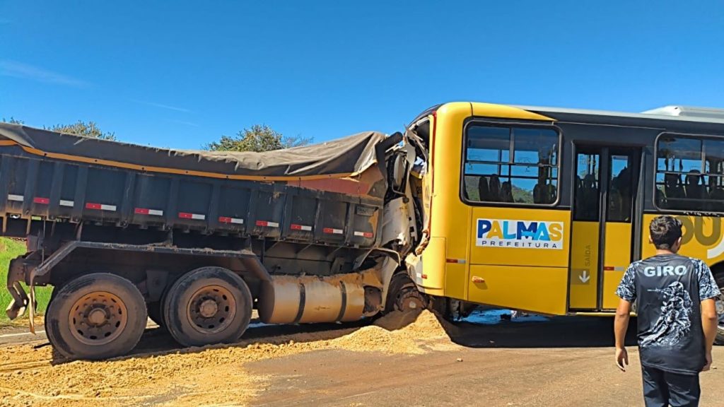 Caminhão bate em ônibus do transporte coletivo e deixa um ferido em Palmas
